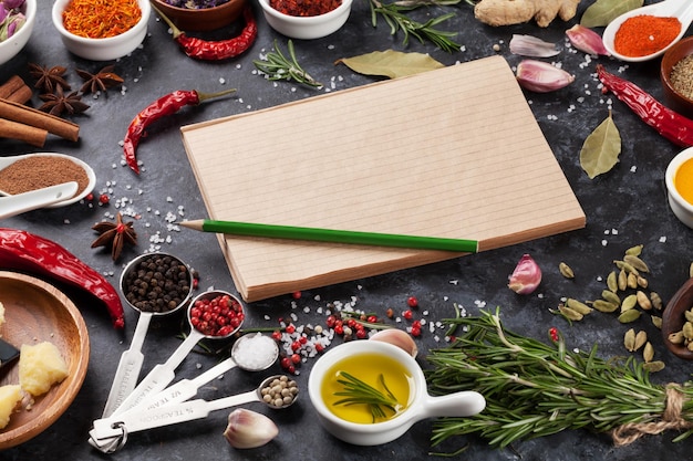 Książka kucharska i przyprawy